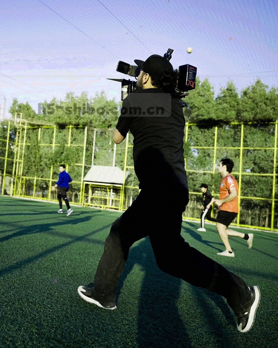 安卓端球员名录的列表结构示意，深墨绿底上用荧光青标出球衣号码与位置字段